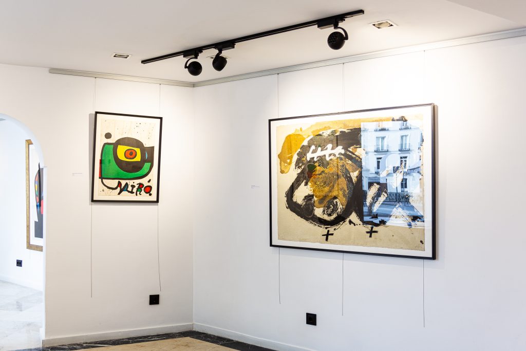 Sala de Espacio Jovellanos durante una exposición de arte contemporáneo