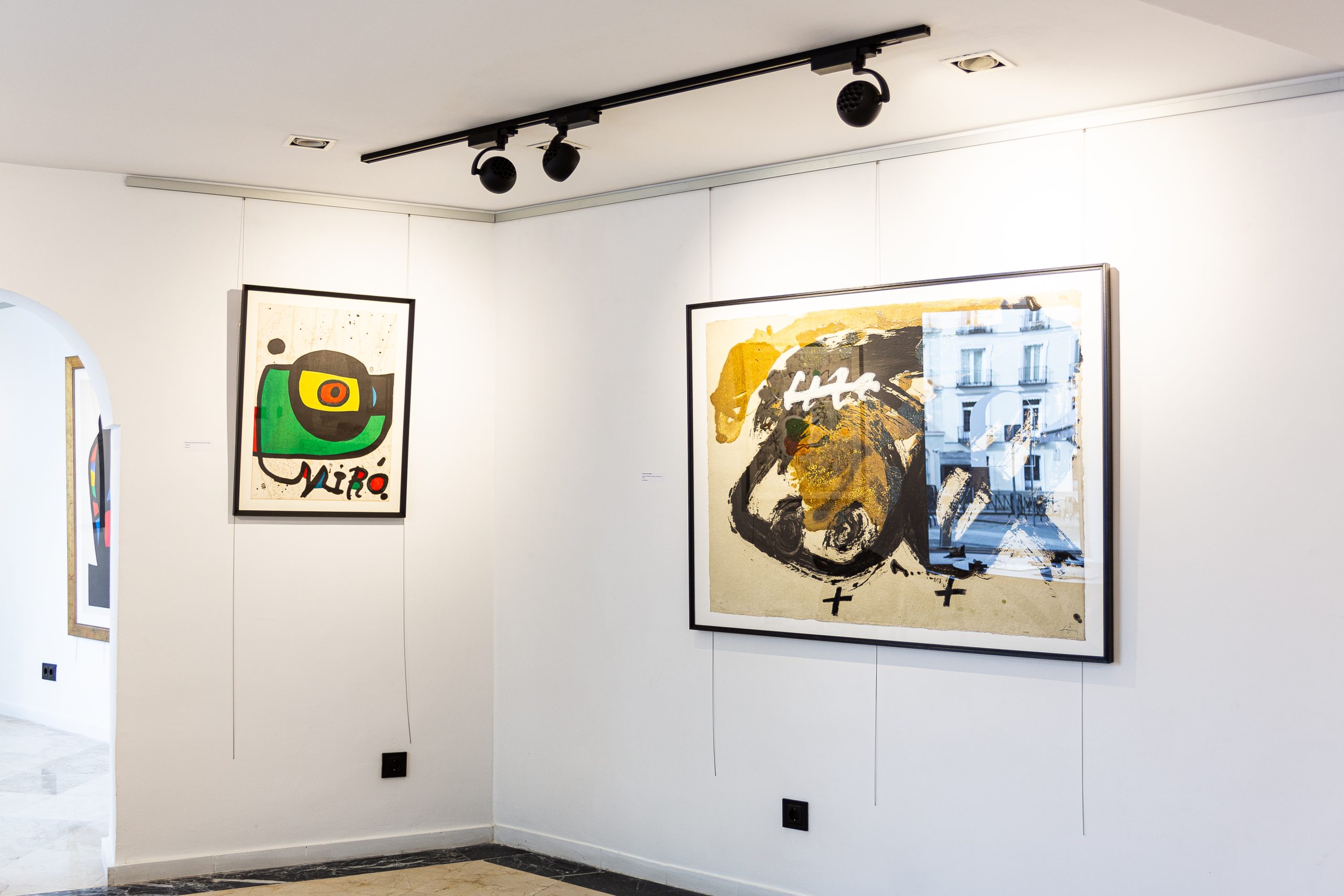 Sala de Espacio Jovellanos durante una exposición de arte contemporáneo
