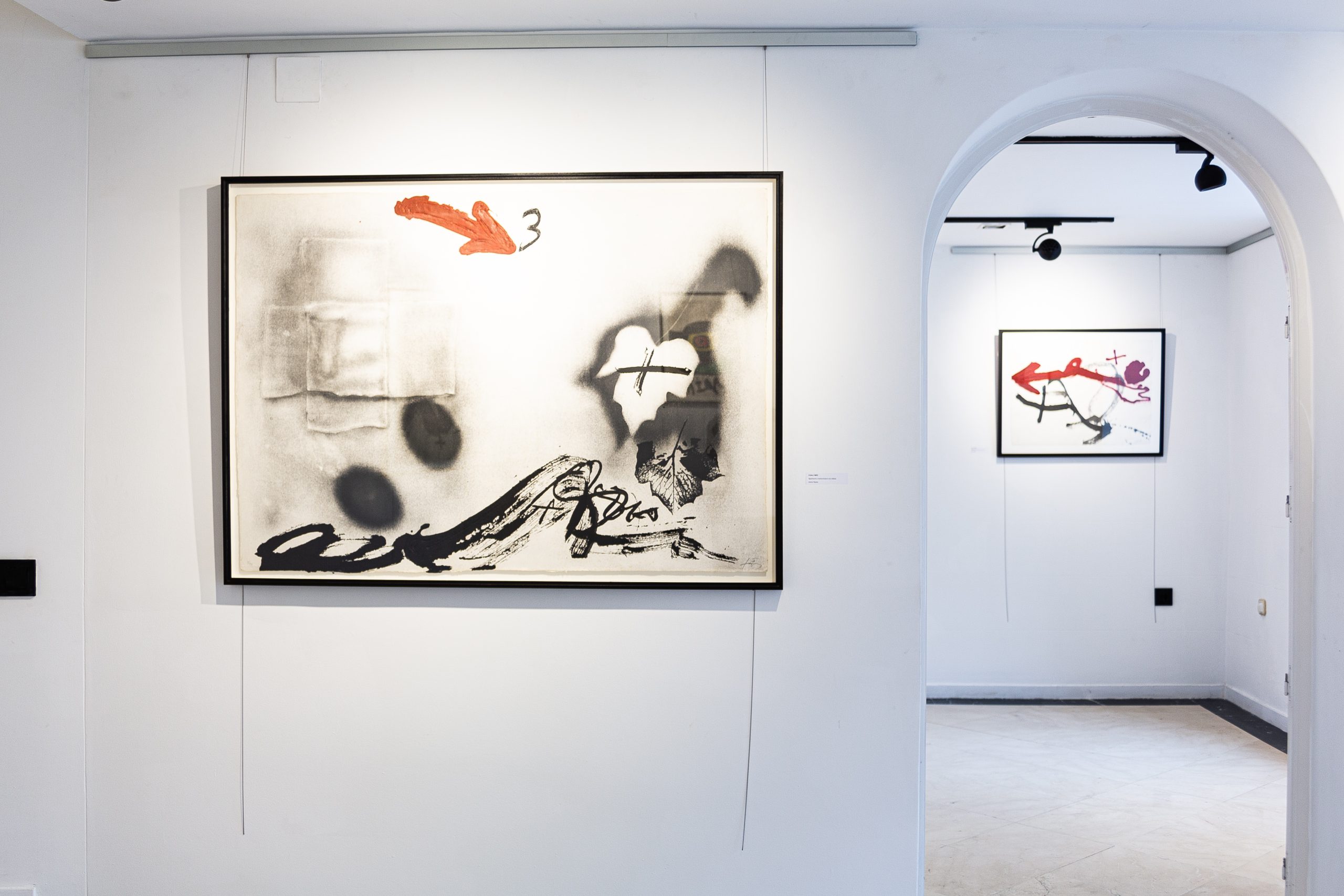 Sala con obra de Miró y Tàpies en Espacio Jovellanos