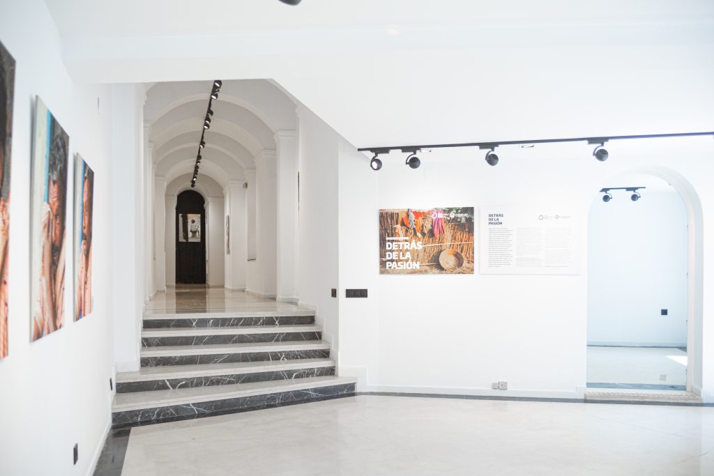 Escalera de acceso y sala expositiva de Espacio Jovellanos
